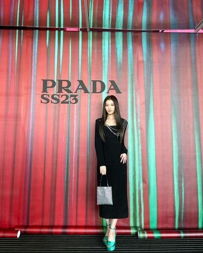 Sana au défilé Prada printemps-été 2023 à l'occasion de la Fashion Week de Milan.