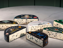 Trois appellations d’origine protégée, le roquefort (en haut, à gauche), le laguiole (en bas, à gauche) et le bleu des Causses (en bas, à droite), et une AOP en cours de reconnaissance, le pérail (en haut, à droite), sont les invitées d’honneur de la 22e édition du marché des pays de l’Aveyron à Bercy, du 7 au 9 octobre. L’Aveyronnais