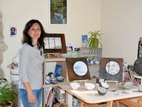 Installée à Fijaguet, commune de Valady, la céramiste Céline Gauthier aime énormément laisser rentrer la nature et la lumière dans son atelier. Rui Dos Santos