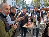 Bertrand et Stéphane Linard (les deux premiers à gauche) ont participé à toutes les éditions du marché des pays de l’Aveyron à Bercy, et seront encore présents en 2022. Ils proposent leurs produits pour des moments de convivialité avec d’autres exposants, comme, par exemple ici, Unicor et la JCE de Rodez. Rui Dos Santos