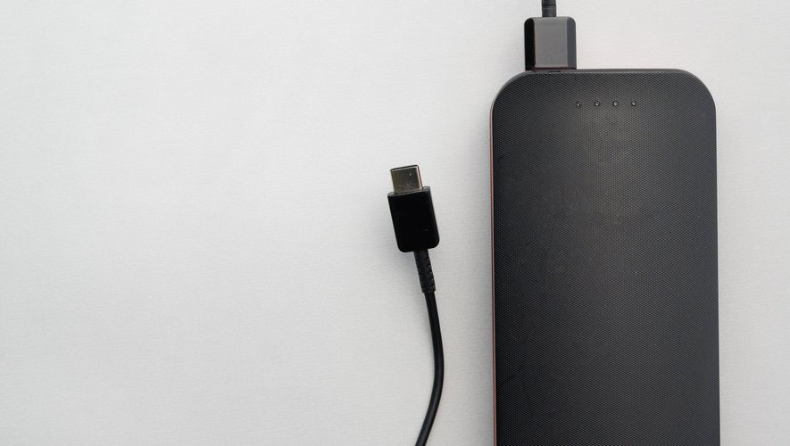 Une seule norme (ici l'USB-C) simplifierait la recharge universelle des smartphones.