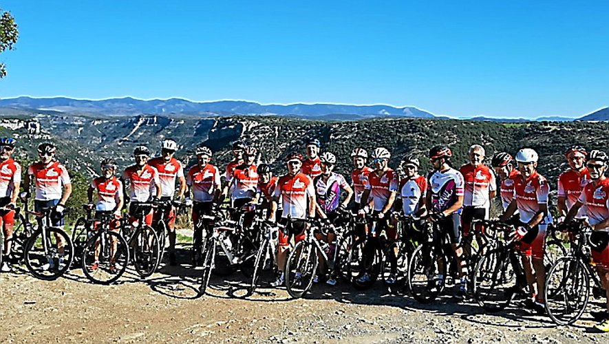 Les 22 licenciés de l’Entente Cycliste en escapade dans le Sud Aveyron.