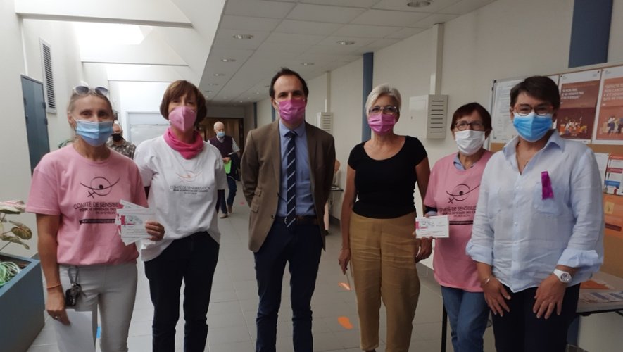 Le comité de sensibilisation pour le dépistage du cancer  aux côtés de la direction de l’hôpital de Villefranche.