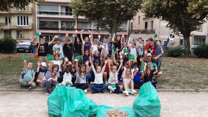 Les élèves qui ont participé à l’opération "nettoyons la nature".