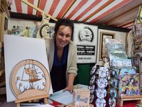 L'illustratrice Anaïs Verdier fait partie des six nouveaux exposants du marché des pays de l'Aveyron à Bercy, dont le coup d'envoi a été donné ce vendredi matin, au coeur du 12e arrondissement de Paris.