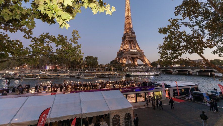 Avec ses 350 m2 de salon et ses 450 m2 de terrasse, la péniche Le Diamant Bleu a accueilli ce jeudi soir 400 convives sur le quai Debilly au Trocadéro, face à la tour Eiffel, pour une mini-croisière fil de la Seine.