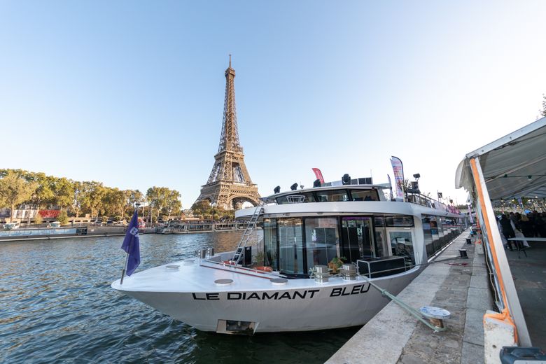 Avec ses 350 m2 de salon et ses 450 m2 de terrasse, la péniche Le Diamant Bleu a accueilli ce jeudi soir 400 convives sur le quai Debilly au Trocadéro, face à la tour Eiffel, pour une mini-croisière fil de la Seine.