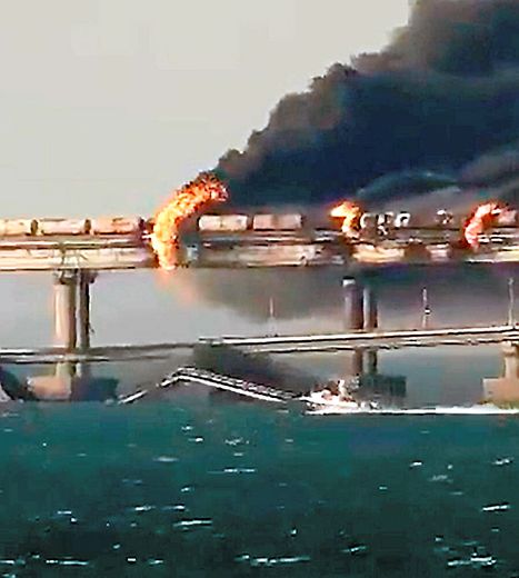 Guerre En Ukraine Spectaculaire Explosion Sur Le Pont De Crim e guerre-en-ukraine-spectaculaire-explosion-sur-le-pont-de-crim-e