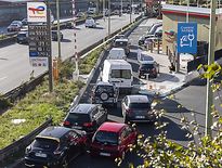 L’attente s’allonge devant les stations-service.