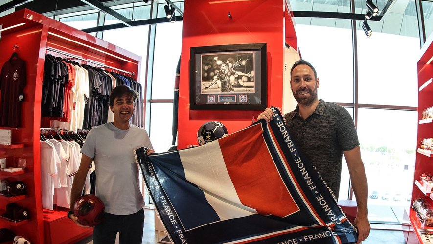 Deux Français de Doha, dont l'ancien handballeur Bertrand Roiné, ont conçu une collection de keffieh aux couleurs des équipes qualifiées pour le Mondial-2022.