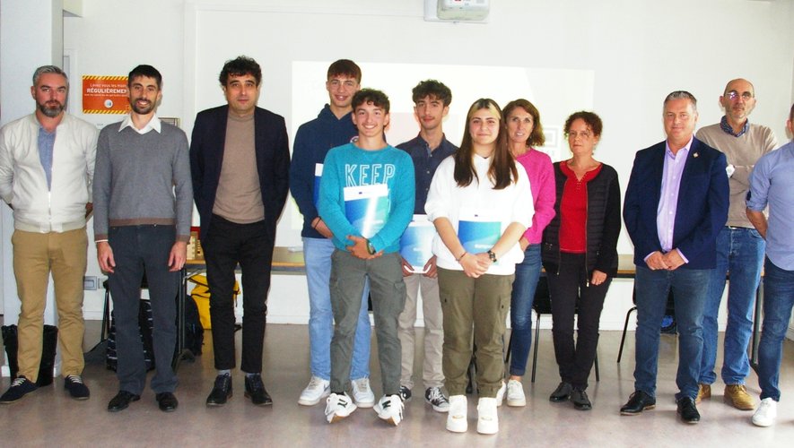 Les 4 lycéens avec leur Pass Erasmus entourés par tous les acteurs de ce projet.