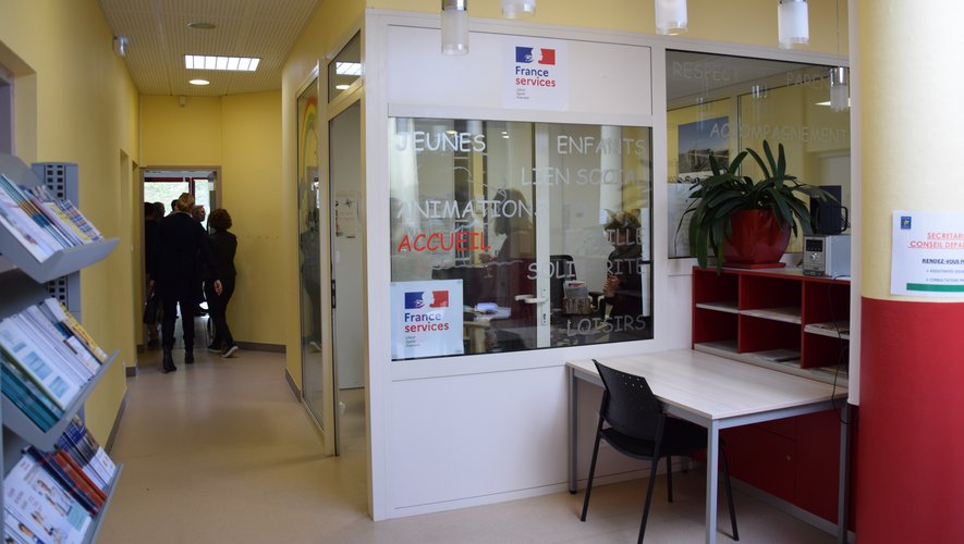 Viviane Bonnefous montre l’un des deux bureaux dédiés à France service dans la maison de quartier de Saint-Éloi.
