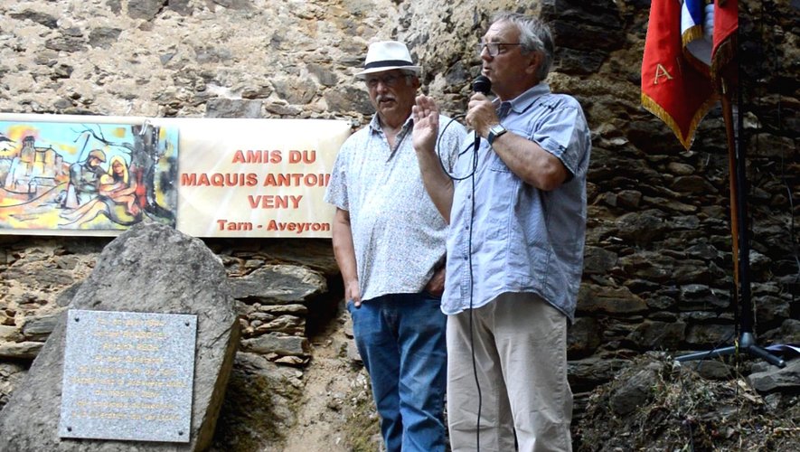 Camille Pech et Jean Paul Fraysse devant la stèle de Villelongue.