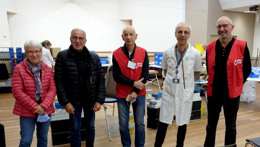 Le médecin de l’équipe médicale entouré par les membres de l’ADSBNA et deux membres du club de randonnée de Saint-Côme.