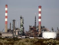 Cinq raffineries, sur sept en France, restent à l’arrêt. Seule celle de Fos-sur-Mer, appartenant à TotalEnergie, a vu la grève s’arrêter jeudi.