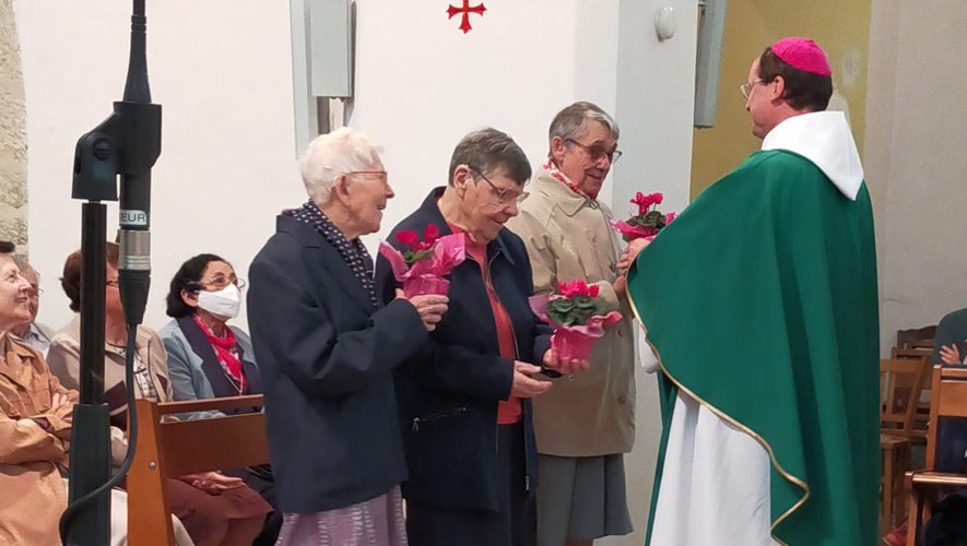 C’est l’évêque de Rodez, Mgr Meyer, qui a célébré la messe en hommage aux six dernières sœurs de la Sainte Famille qui quittent le village.