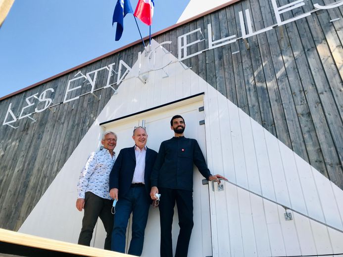 Antony Vayssettes, à droite, devant "Les Étincelles", la structure éphémère de 800 m2 installée dans le Parc André-Citroën à Paris