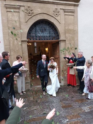 Les nouveaux mariésà la sortie de l’église.