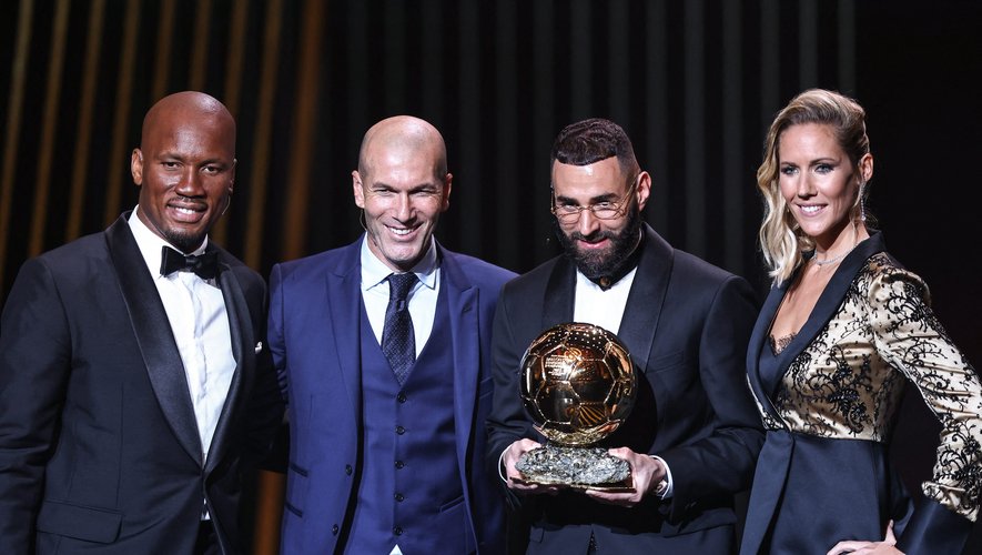 Le Ballon d'Or 2022 a été remis par Zinedine Zidane à Karim Benzema.