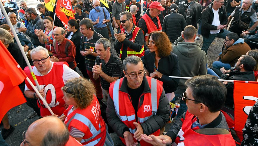 Environ 400 personnes, selon les syndicats, étaient rassemblés à Rodez.