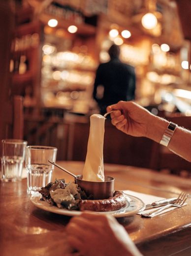 À la carte, l’incontournable saucisse de l’Aubrac et son aligot.