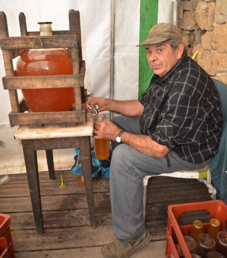 La mise en bouteille du jus pasteurisé se fait manuellement, le plus souvent par Robert Saules qui gère cet atelier de conservation des fruits de VL12.