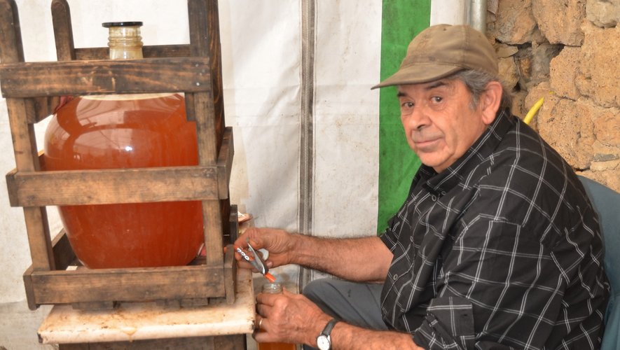 La mise en bouteille du jus pasteurisé se fait manuellement, le plus souvent par Robert Saules qui gère cet atelier de conservation des fruits de VL12.