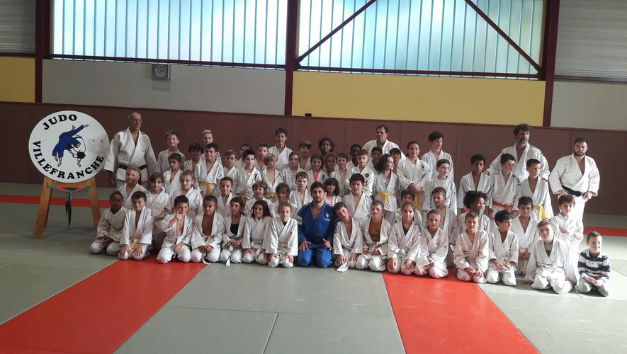 Photo souvenir avec Cédric Revol pour Les petits judokas et leurs professeurs.