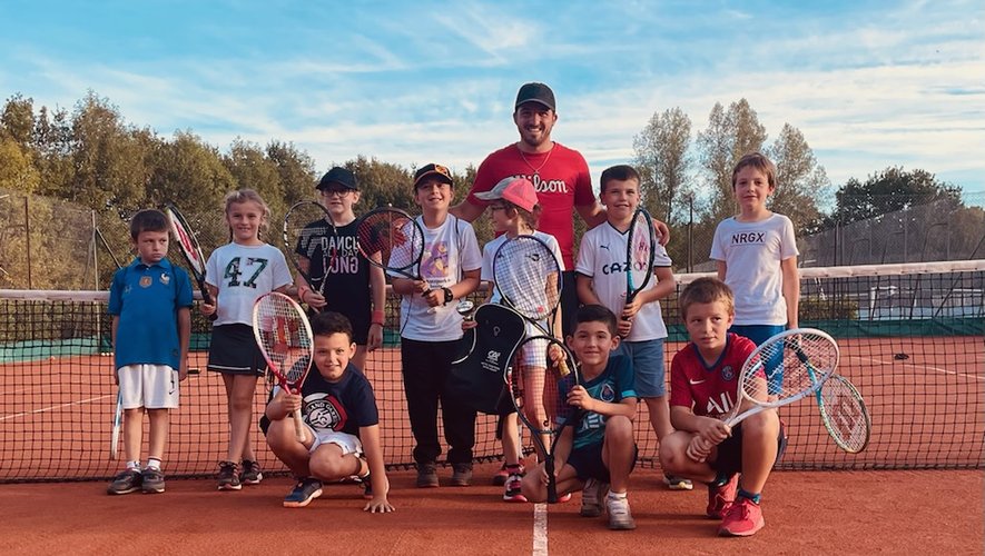 Les jeunes joueurs du club de tennis.