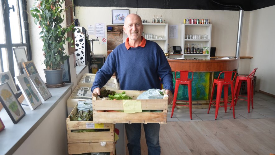 Bernard Loquet dépose les cageots de légume à L’Atelier : un relais pour les familles qui ont souhaité consommer des produits locaux en vente directe.