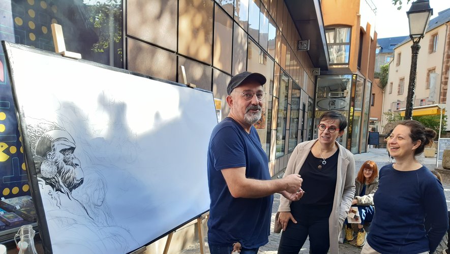 L'artiste A. Dan, avec Emmanuelle Belle de la Maison du livre et Céline Guelton-Thomasset d'Aporia Culture. 