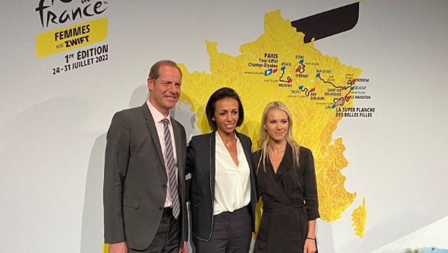 Christian Prudhomme et Marion Rousse, les directeurs des Tour hommes et femmes, encadrant Amina Lanaya, directrice générale de l’UCI, l’an passé lors de la cérémonie de divulgation du premier Tour féminin.