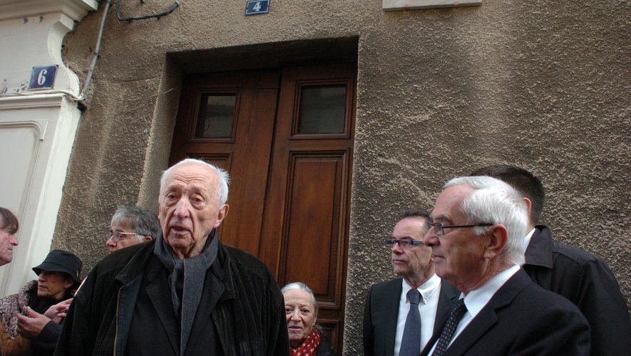 Une émotion a parcouru la villele 20 octobre 2010 quand Pierre Soulages a dévoilé la plaque commémorativeau 4 rue de La Combarel, l’immeuble dans lequel il est né.