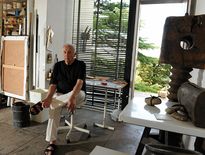 Pierre Soulages ici dans son atelier installé dans sa maison sur les hauteurs de Sète en 2009.