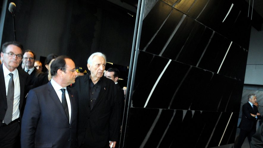 Aux côtés du président de la République François Hollande et de l'artiste lors de l'inauguration du musée le 30 mai 2014, Christian Teyssèdre est catégorique : "Pierre Soulages a changé le destin de Rodez !".