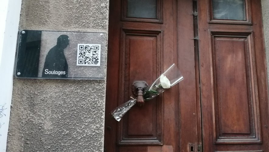 Une rose blanche a été déposée sur la porte de la maison où est né Pierre Soulages, rue Combarel à Rodez.