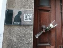 Une rose blanche a été déposée sur la porte de la maison où est né Pierre Soulages, rue Combarel à Rodez.
