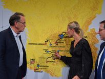 La directrice du Tour femmes Marion Rousse avec les maires de Rodez et Onet, Christian Teyssèdre et Jean-Philippe Kéroslian, ce jeudi à Paris.