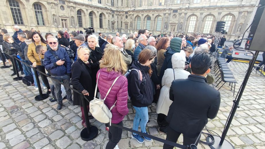 Le public afflue dans la cour carrée du musée du Louvre.