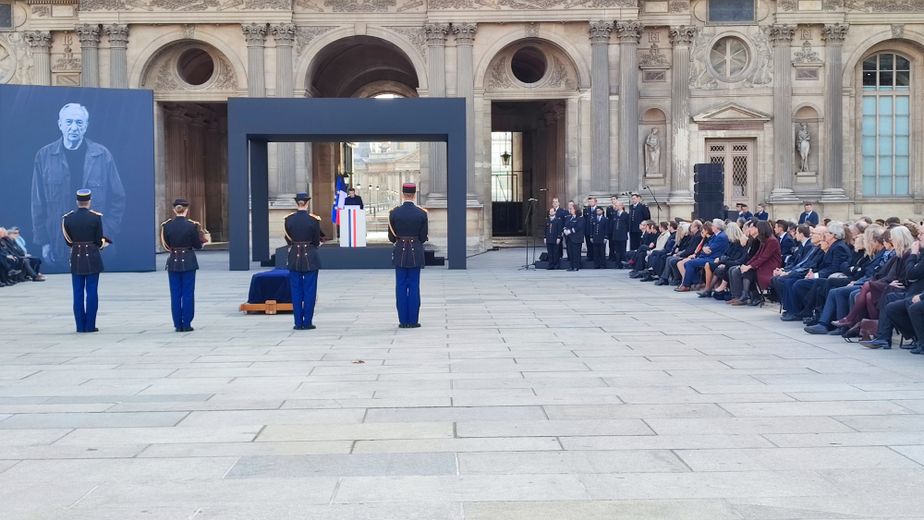 Emmanuel Macron rend hommage à un classique ayant choisi le noir comme éditorial de la modernité".
