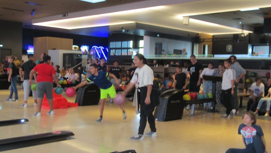 Au bowling, les ados prennent toujours le même plaisir de jouer et passer du temps ensemble !