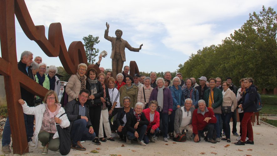 Le groupe à côté de la statue de Claude Nougaro