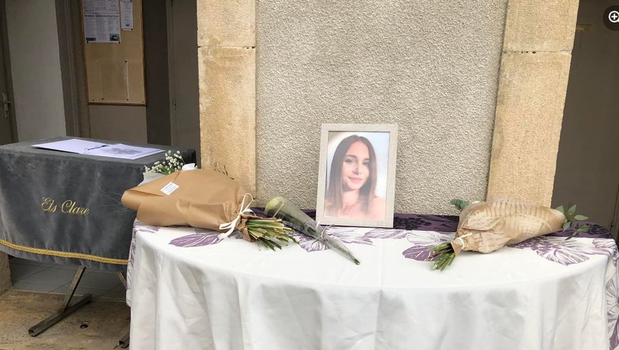 Un registre de condoléances a été déposé devant la mairie de Tauriac où habitait la jeune femme.