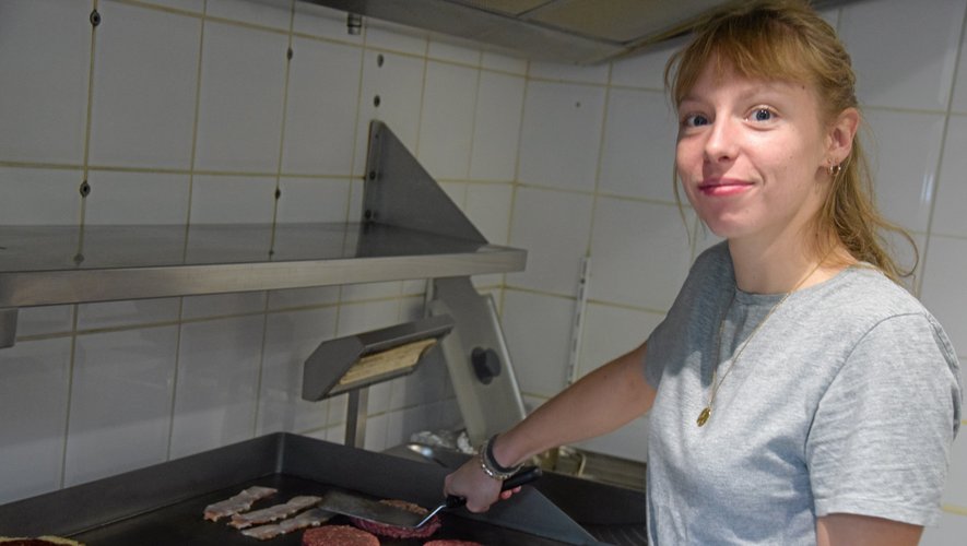Au Comptoir du burger à Bourran, Fanny prépare des burgers faits maison avec de la viande fraîche.