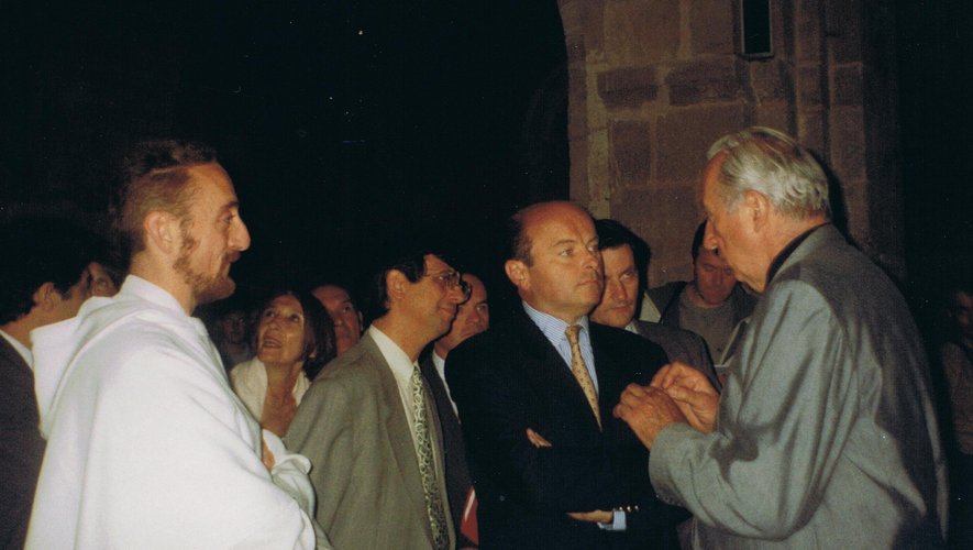 Pierre Soulages, lors de l'inauguration des vitraux de Conques en 1994, en présence de Jacques Toubon, alors ministre de la Culture.