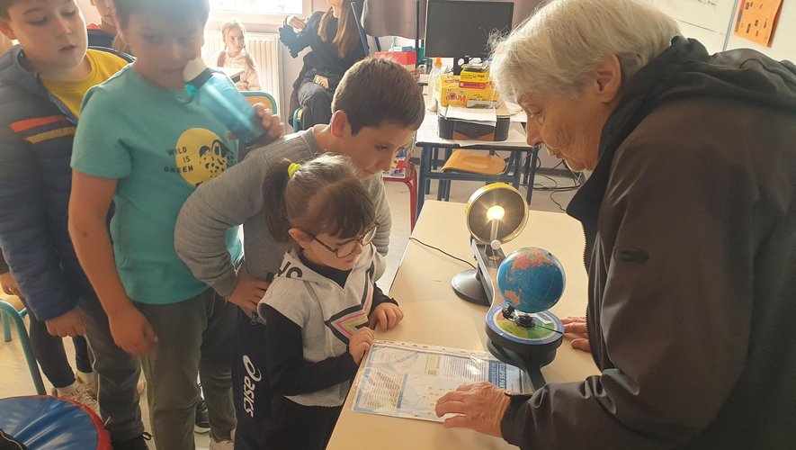 Mme Mat a partagé sa passion de l’astronomie avec les enfants.