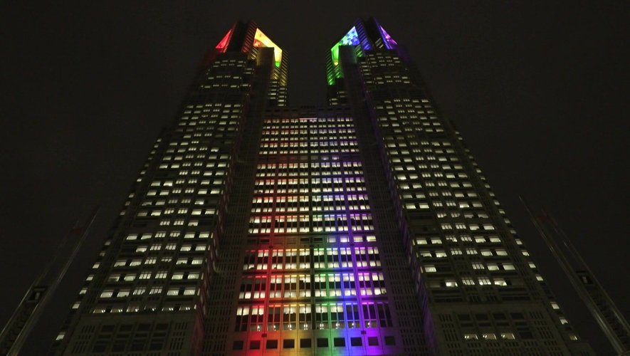 La mairie de Tokyo a commencé mardi à remettre des certificats d'union aux personnes de même sexe qui vivent ou travaillent dans la capitale japonaise.