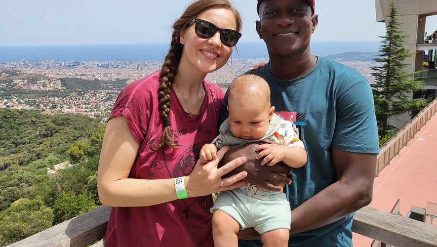 Jessie Batut est installée, depuis 2018, à Barcelone, avec son mari ghanéen Kofi et leur fils Noa, né en mars 2022.	DR
