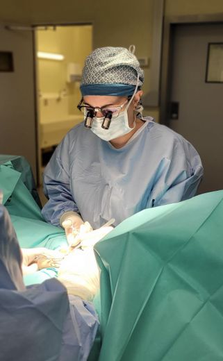 Agée de 32 ans, Pauline Lopez est spécialisée en chirurgie viscérale et urologique.