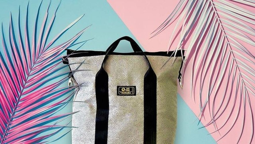 L'un des sacs à main proposés par la marque Belt Bag, qui valorise des tissus et vêtements usés, ainsi que des ceintures de sécurité.
